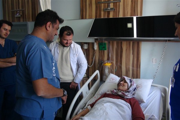 Şanlıurfa’da bir hastaya kalp çalışırken 5 santimlik kesi ile bypass ameliyatı yapıldı