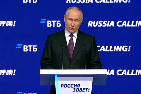 Putin: “Küresel ekonomik ilişkiler sistemi radikal değişikliklerden geçiyor”