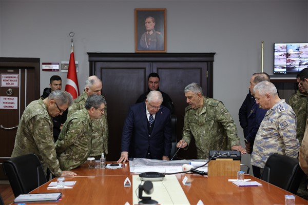 Bakan Güler, komuta kademesiyle birlikte Hakkari’ye gitti