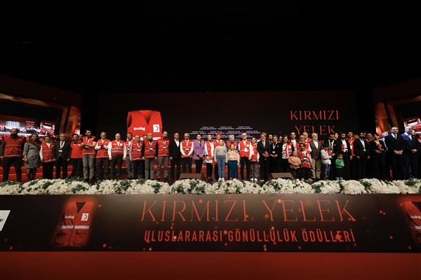 Gönüllülük hikayeleriyle kalpleri ısıtanlara Kızılay’dan ödül