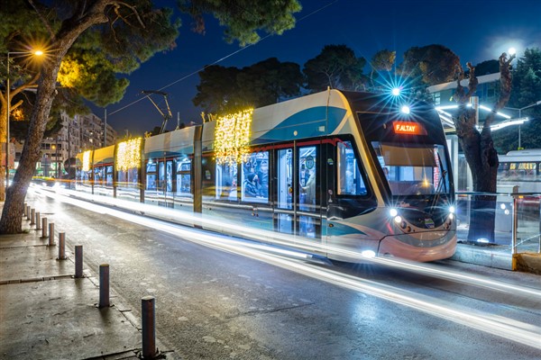 İzmir Büyükşehir Belediyesi’nde yılbaşı hazırlıkları tamamlandı