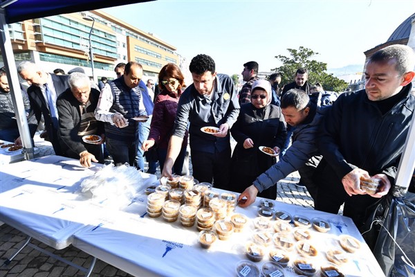 Büyükşehir şehitler için helva ve lokma dağıttı