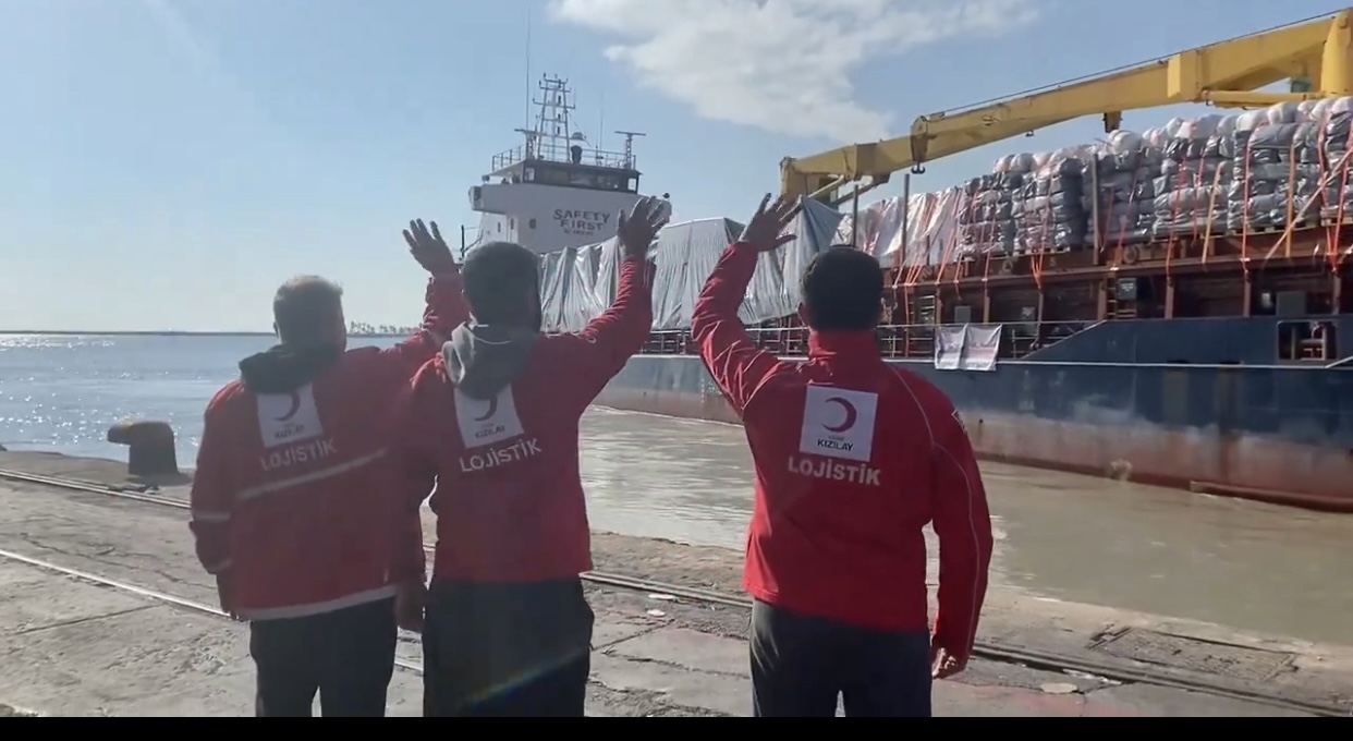 KIZILAY’IN YARDIMLARINI GAZZE’YE TAŞIYAN GEMİ MERSİN LİMANI’NDAN UĞURLANDI