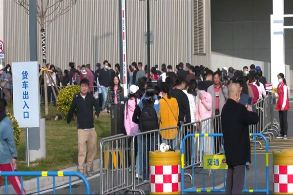 Hong Kong ve Makao sakinleri Bahar Festivali alışverişi için Çin’e akın ediyor