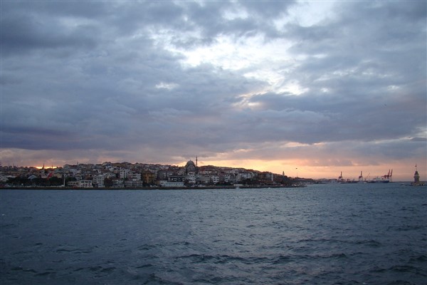 İstanbul Boğazı’nda gemi trafiği askıya alındı