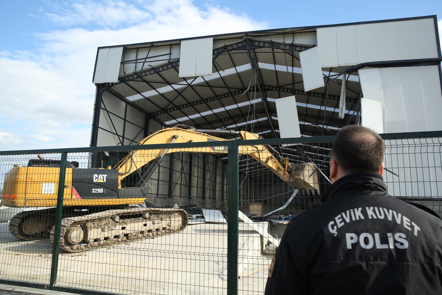 Nilüfer’de kaçak 4 yapı yıkıldı