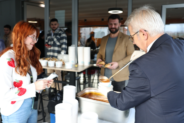Başkan Erdem’den öğrencilere çorba ikramı