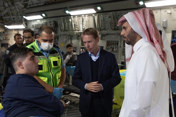 Gazze Şeridi’ndeki yedinci yaralı Filistinli grubu, tedavi görmek için Doha’ya ulaştı