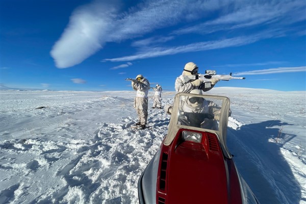 Mehmetçik zorlu kış şartlarında keşif, gözetleme ve devriye faaliyetlerini sürdürüyor
