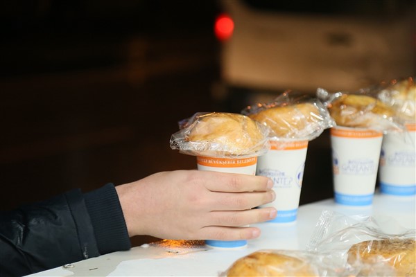 Gaziantep Büyükşehir’in sıcak çorba ikramından günlük 15 bin kişi yararlanıyor