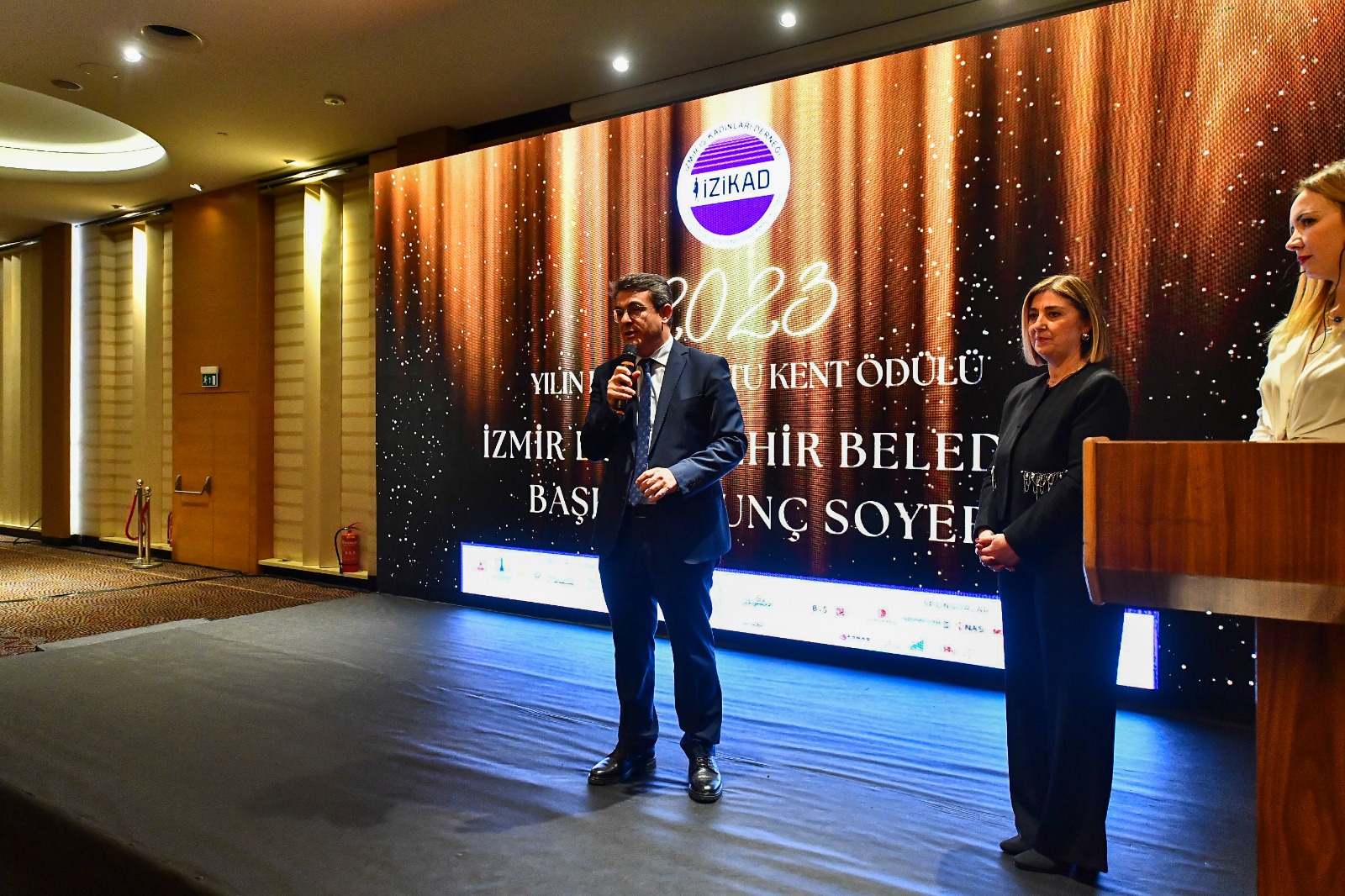 İZİKAD’dan İzmir’e 2023 Yılı Kadın Dostu Kent Ödülü