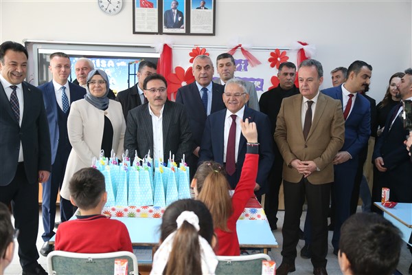 Başkan Büyükkılıç, Vali Çiçek ile öğrencilerin karne heyecanına ortak oldu