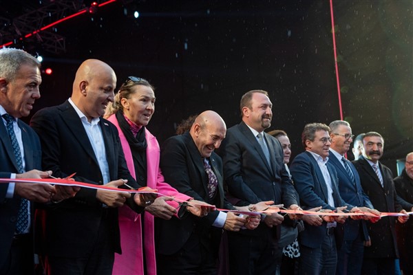 İzmir’de Çiğli Tramvayı hizmete girdi