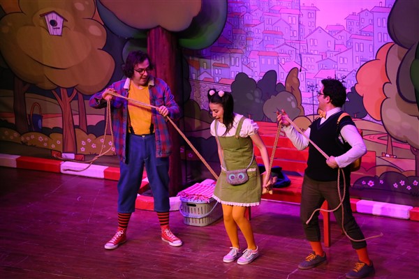 “Mutluluk Denince Akla” tiyatro oyunu Muğla’da çocuklarla buluştu