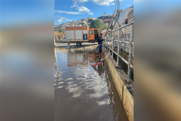 Dikili’de aşırı yağış, dere ve göleti taşırdı