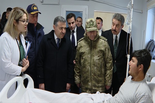 Kuvvet komutanlarından yaralı askerlere ziyaret