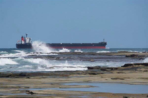 Husiler Kızıldeniz’den geçen petrol tankerini füzeyle vurdu