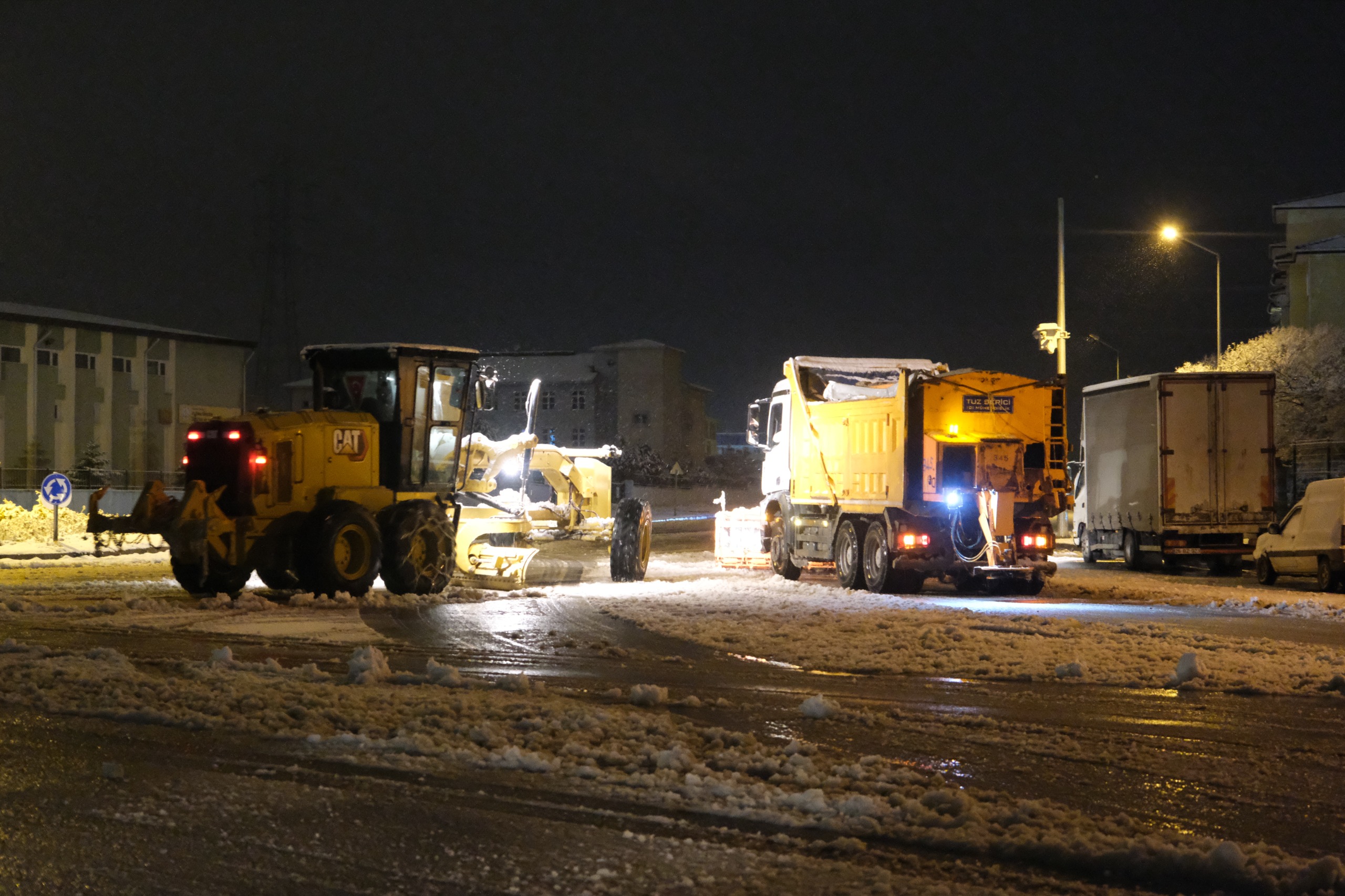 Eskişehir’de kar ve buzla mücadele çalışmaları sürdürülüyor