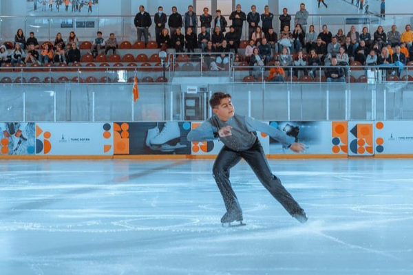 İzmir Büyükşehir Belediyesi sporcuları, buz pateninde 9 madalya kazandı