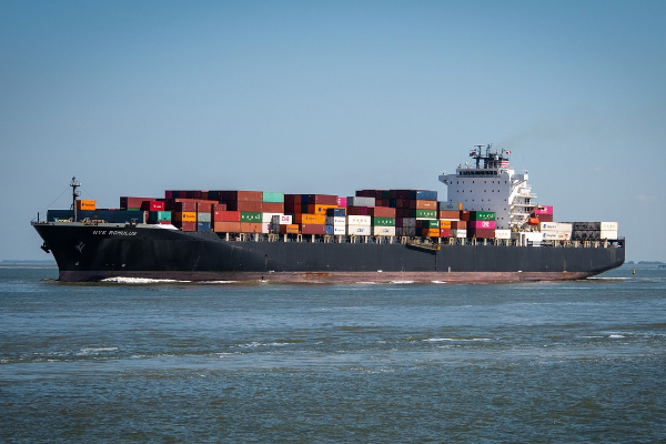 Kepez Limanı’nda arıza yapan kargo gemisi Karanlık Liman’a demirletildi