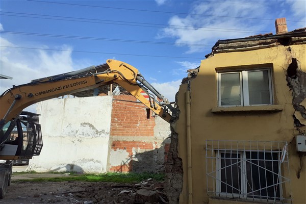 Osmangazi’de metruk binalar yıkılıyor