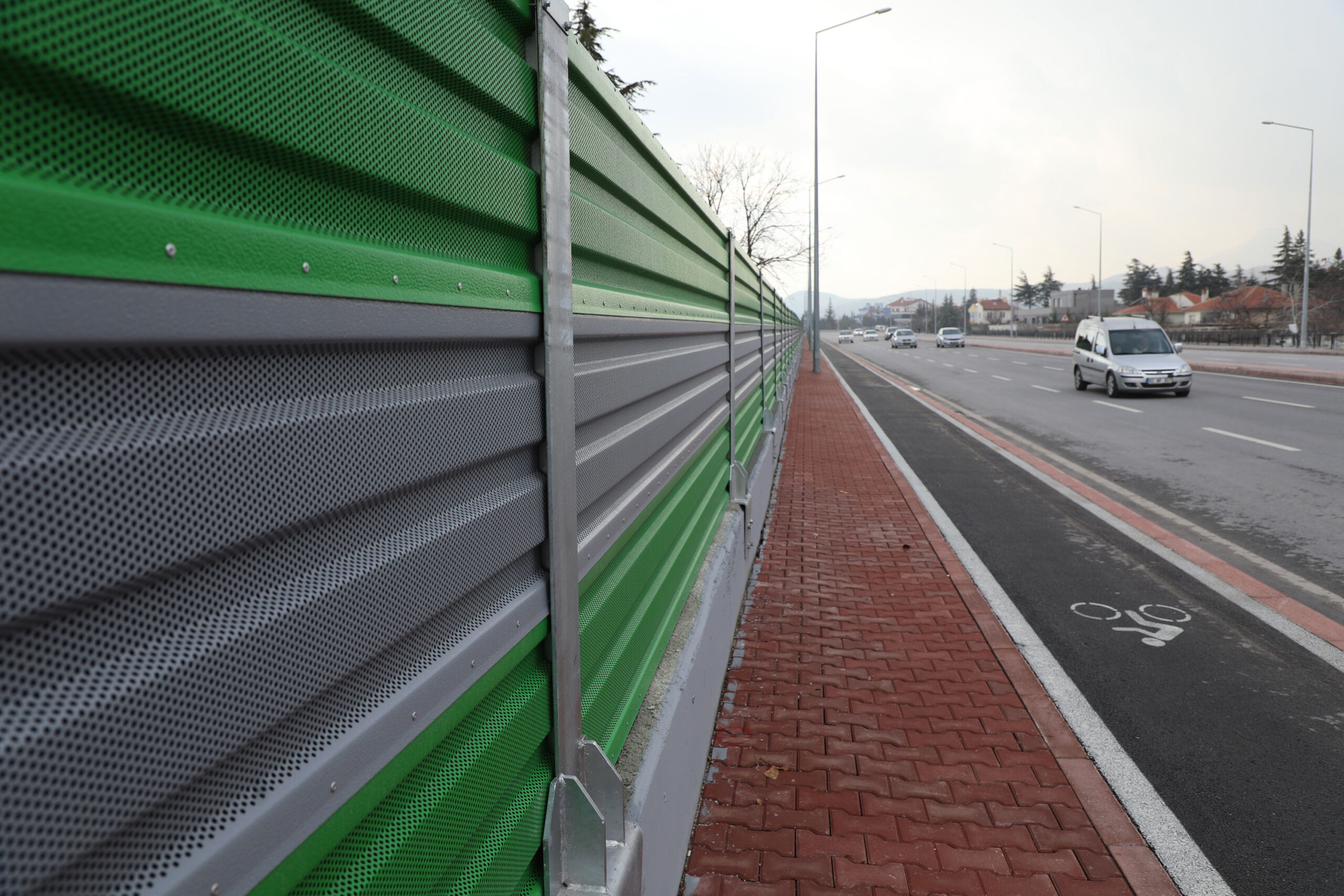 Konya’da Abdülhamid Han Caddesi’ne gürültü engelleyici bariyer yapıldı