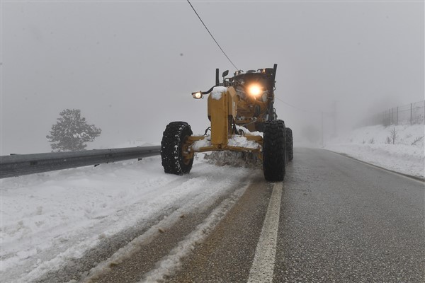 Osmangazi’de karla mücadelede çalışmaları aralıksız sürdürülüyor