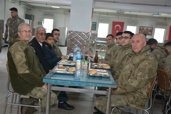 Mehmetçik şehit aileleriyle bir araya geldi