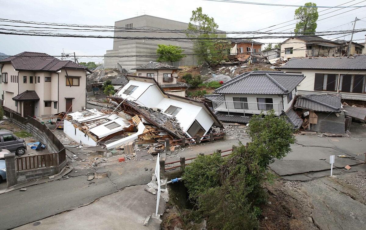 Japonya'da meydana gelen depremde yüzlerce kişi hayatını kaybetti