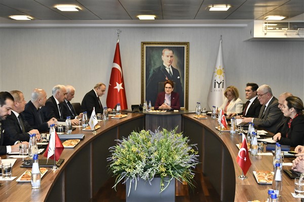 Akşener, Başkanlık Divanı üyeleri ile bir araya geldi