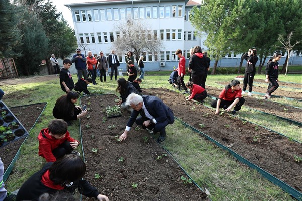 Başkan Erdem, öğrencilerle çilek ve marul fidesi dikti