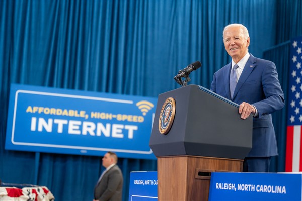 Biden: “Yüksek hızlı internete bağlanmak için 2030’a doğru iyi bir yol kat ettik”