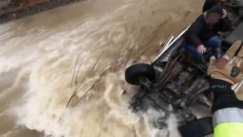 15 saat boyunca derede mahsur kalan sürücü helikopterle kurtarıldı