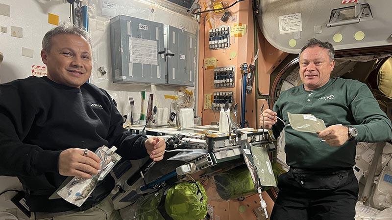 Gezeravcı’dan uzayda yemek paylaşımı