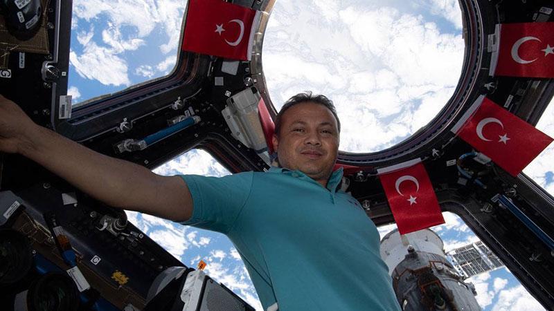 Gezeravcı’dan Türk bayraklı paylaşım