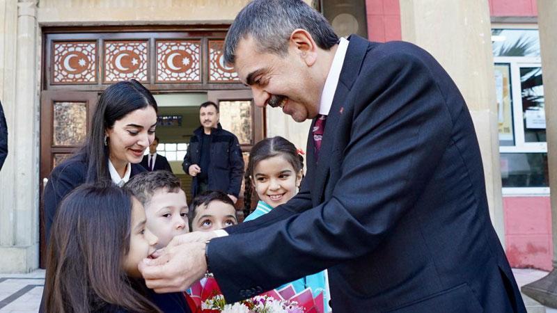 Bakan Tekin, Bakü Türk Anadolu Lisesi’ni ziyaret etti