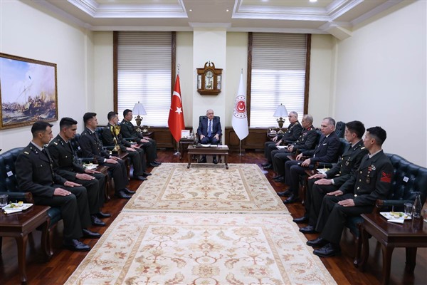 Bakan Güler, TSK Spor Gücü Komutanlığı Kır Koşusu Takımı’nı kabul etti