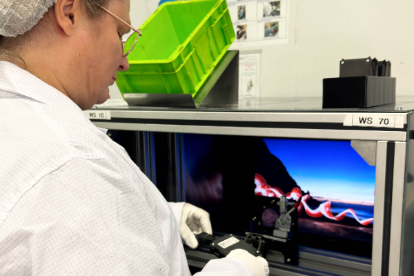 Stellantis ve Valeo, yeniden üretilen ilk ön cama monte video kamerayı tanıttı