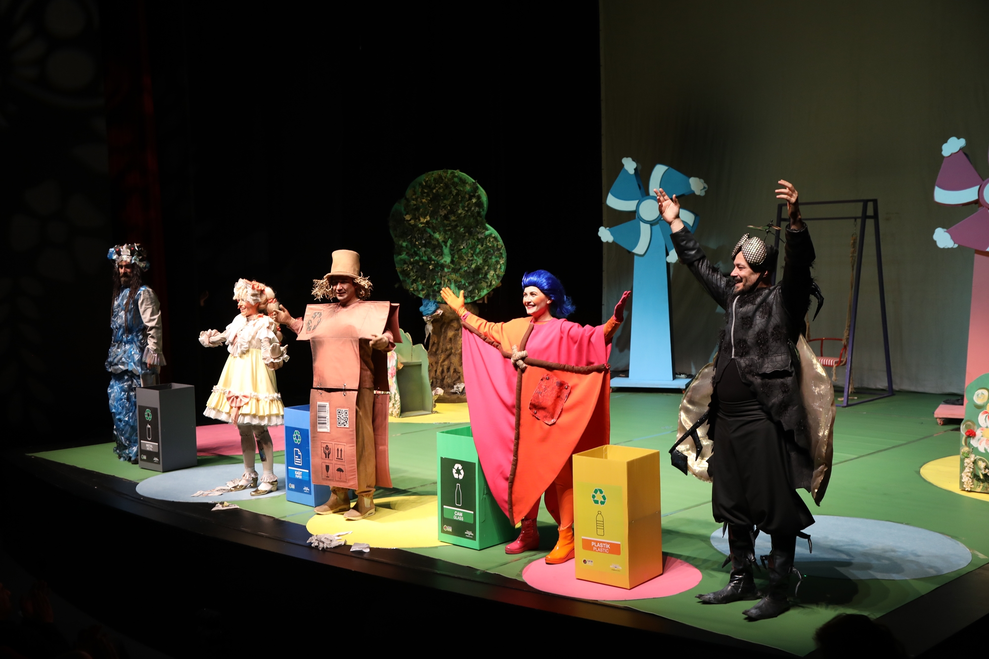 “Çöpsüz Dünya” adlı çocuk oyunu seyirciyle buluştu