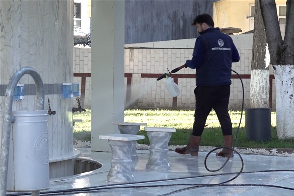 Tuzla Belediyesi, ibadethaneleri çok fonksiyonlu araçlarla temizliyor