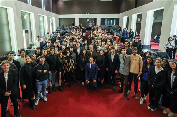 CHP Genel Başkanı Özel, Halkçı Lisesiler ile bir araya geldi