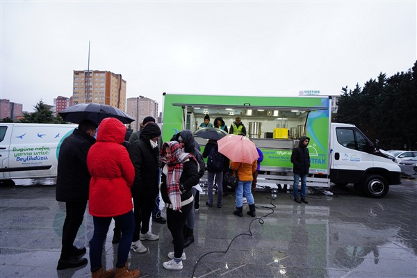 Beylikdüzü’nde sıcak çorba ikramları devam ediyor