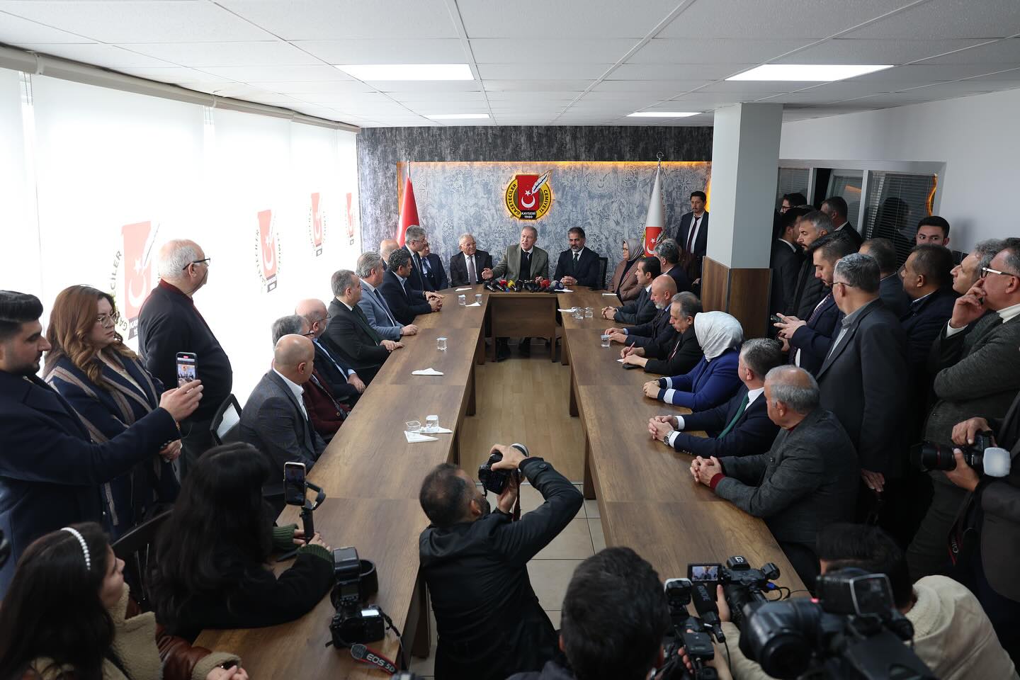 Başkan Akar ve Başkan Büyükkılıç’tan gazetecilere ziyaret