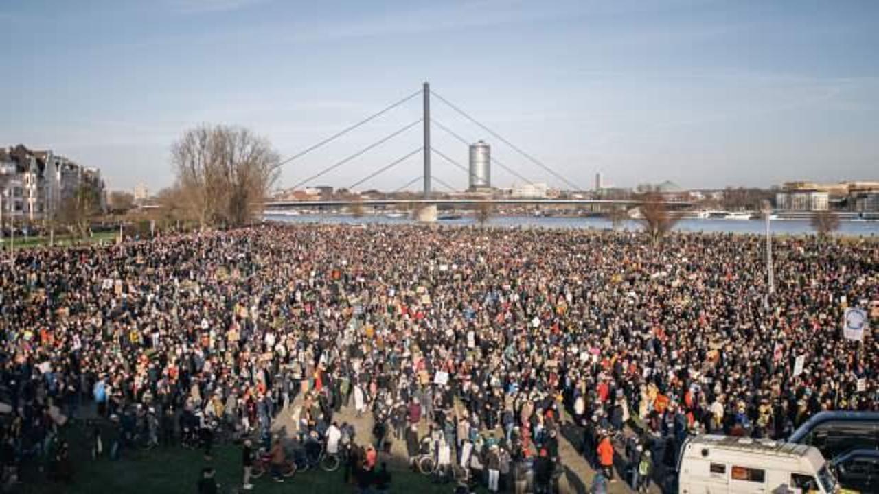 Almanya’nın Hamburg kentinde aşırı sağ karşıtı gösteriye yaklaşık 50 bin kişi katıldı