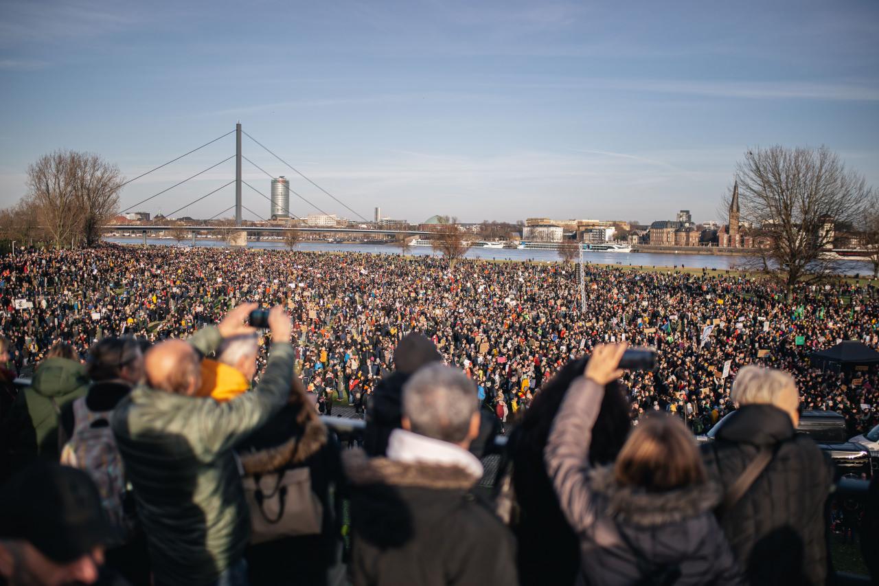 Almanya'nın Hamburg kentinde aşırı sağ karşıtı gösteriye yaklaşık 50 bin kişi katıldı