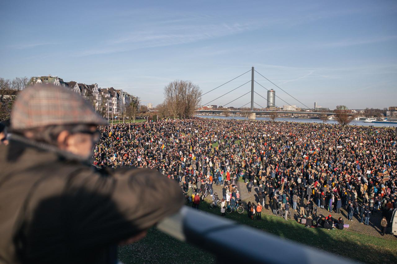 Almanya'nın Hamburg kentinde aşırı sağ karşıtı gösteriye yaklaşık 50 bin kişi katıldı
