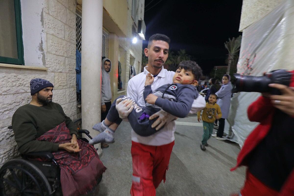 Lonra'da hastanenin duvarına Gazze'de yaralanan fotoğrafları yansıtıldı