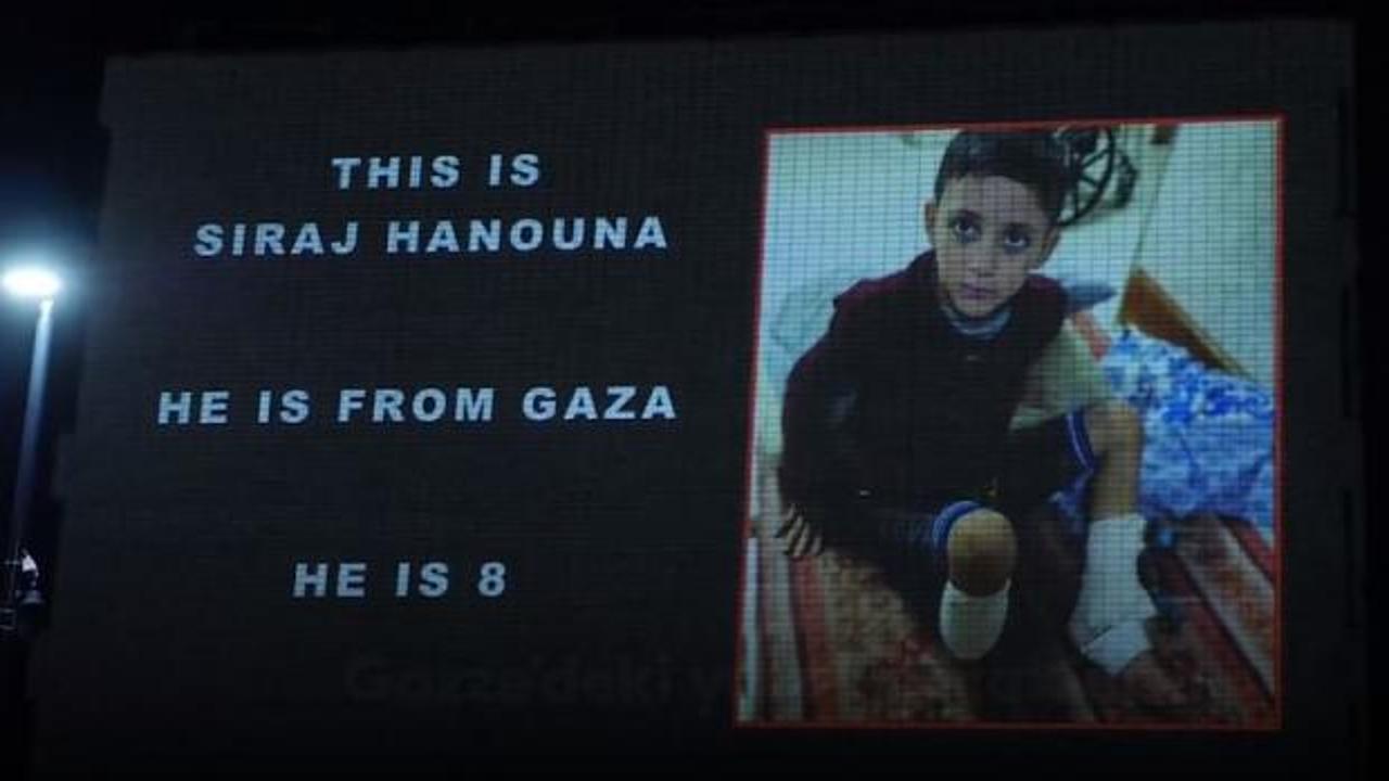 Lonra’da hastanenin duvarına Gazze’de yaralanan fotoğrafları yansıtıldı