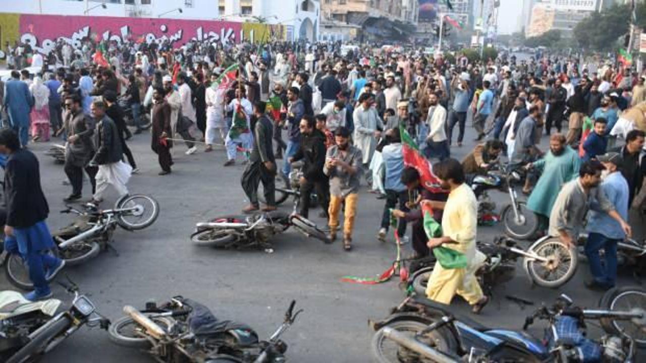 Pakistan’da Imran Han’ın destekçileri polisle çatıştı