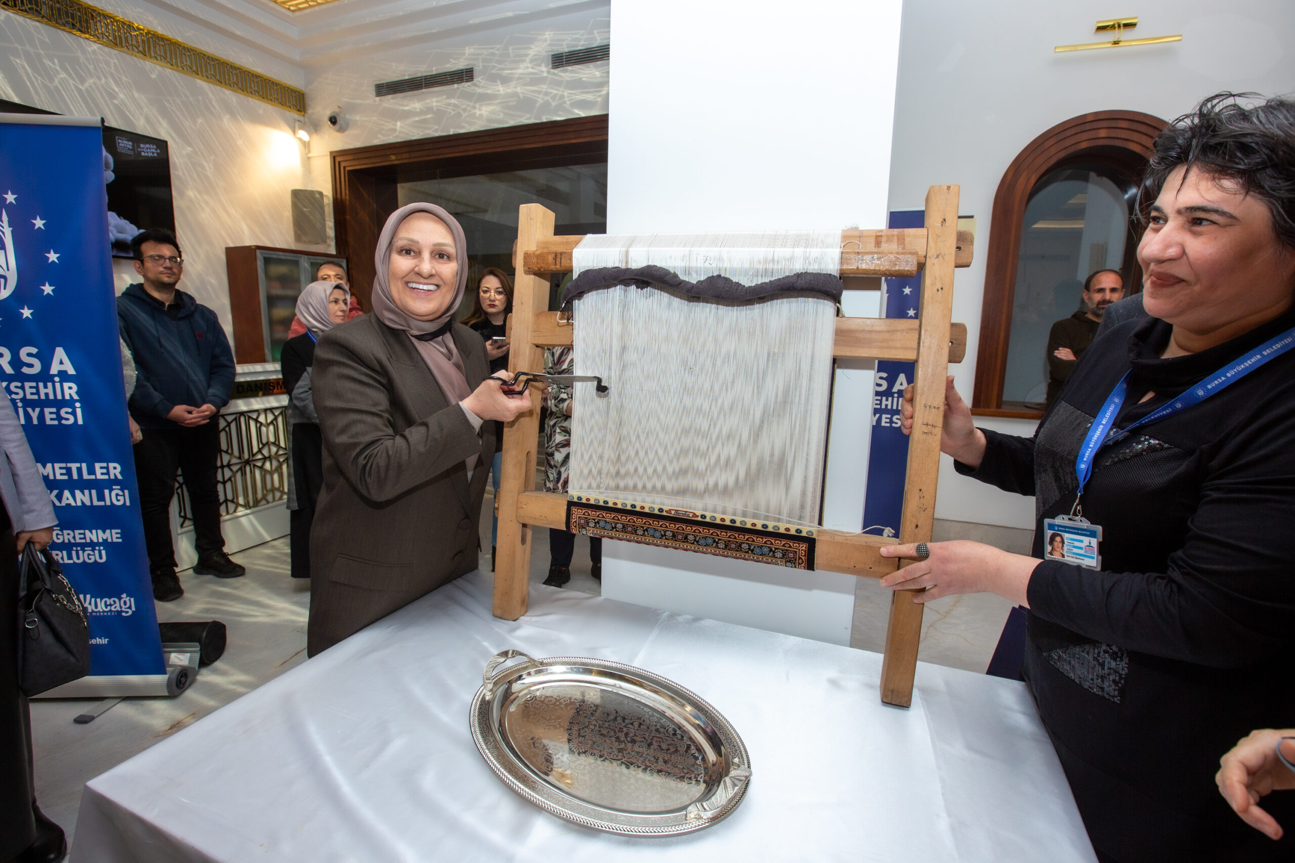 ”Bursa İpeği” sergisi ziyarete açıldı